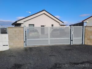 Brána pozemku rodinného domu Doubravčice