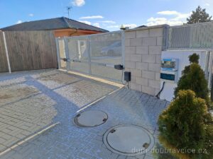 Rodinný dům Doubravčice. Automatická brána