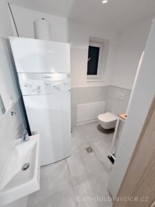 Rodinný dům Doubravčice. Záchod a technická místnost foto 5