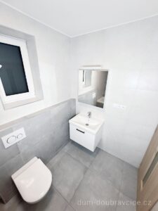 Rodinný dům Doubravčice. Záchod a koupelna foto 4
